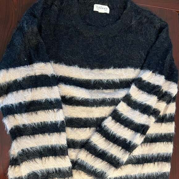 Women's Small Sweater by Velvet by Graham & Spencer - Picture 1 of 2